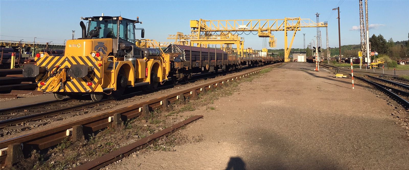 B-Track+24+command%C3%A9+par+radiocommande+par+l%E2%80%99op%C3%A9rateur+du+pont+roulant+chargeant+des+trains+avec+des+palplanches+au+Grand+Duch%C3%A9+de+Luxembourg